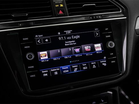 Used 2022 Volkswagen Tiguan SE image 32