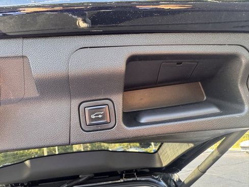 Used 2023 GMC Acadia SLT image 26