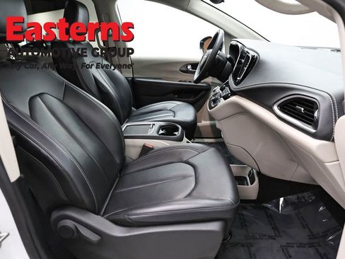 Used 2024 Chrysler Pacifica Select image 22