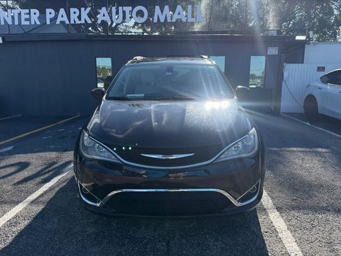 Used 2017 Chrysler Pacifica Touring-L Plus FWD image 2