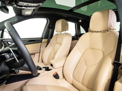 Certified 2024 Porsche Macan AWD/4WD image 5