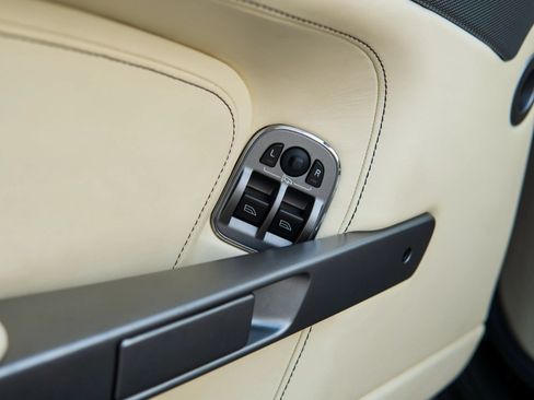 Used 2013 Aston Martin V8 Vantage Roadster RWD image 23