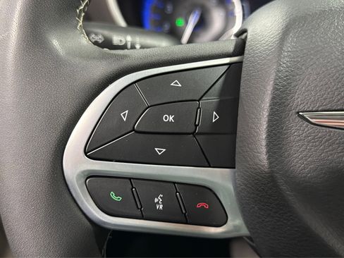 Used 2024 Chrysler Pacifica Touring-L FWD image 25