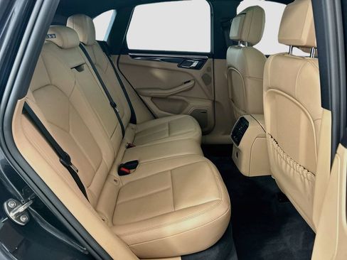 Certified 2025 Porsche Macan AWD/4WD image 22