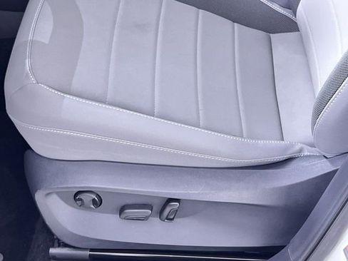 Used 2024 Volkswagen Taos SE image 12