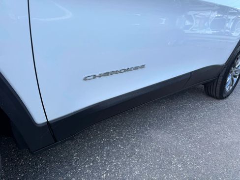 Used 2019 Jeep Cherokee Latitude Plus w/ Comfort/Convenience Group AWD/4WD image 5