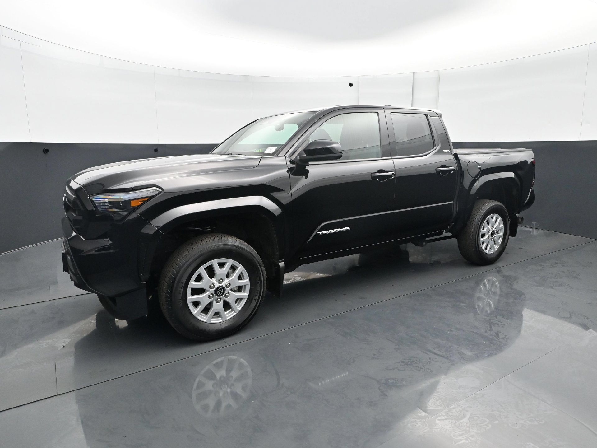 Used 2025 Toyota Tacoma SR5 AWD/4WD image 2