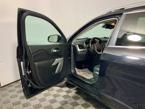 Used 2018 Jeep Cherokee Overland w/ Technology Group AWD/4WD image 17