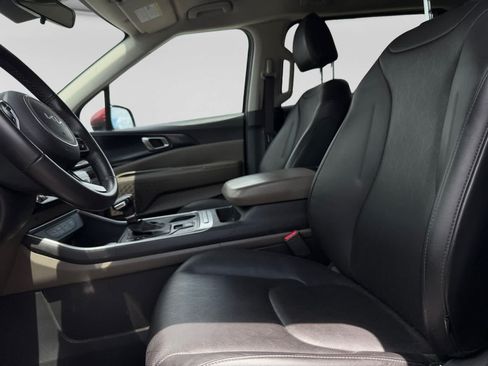 Used 2025 Kia Carnival FWD image 10