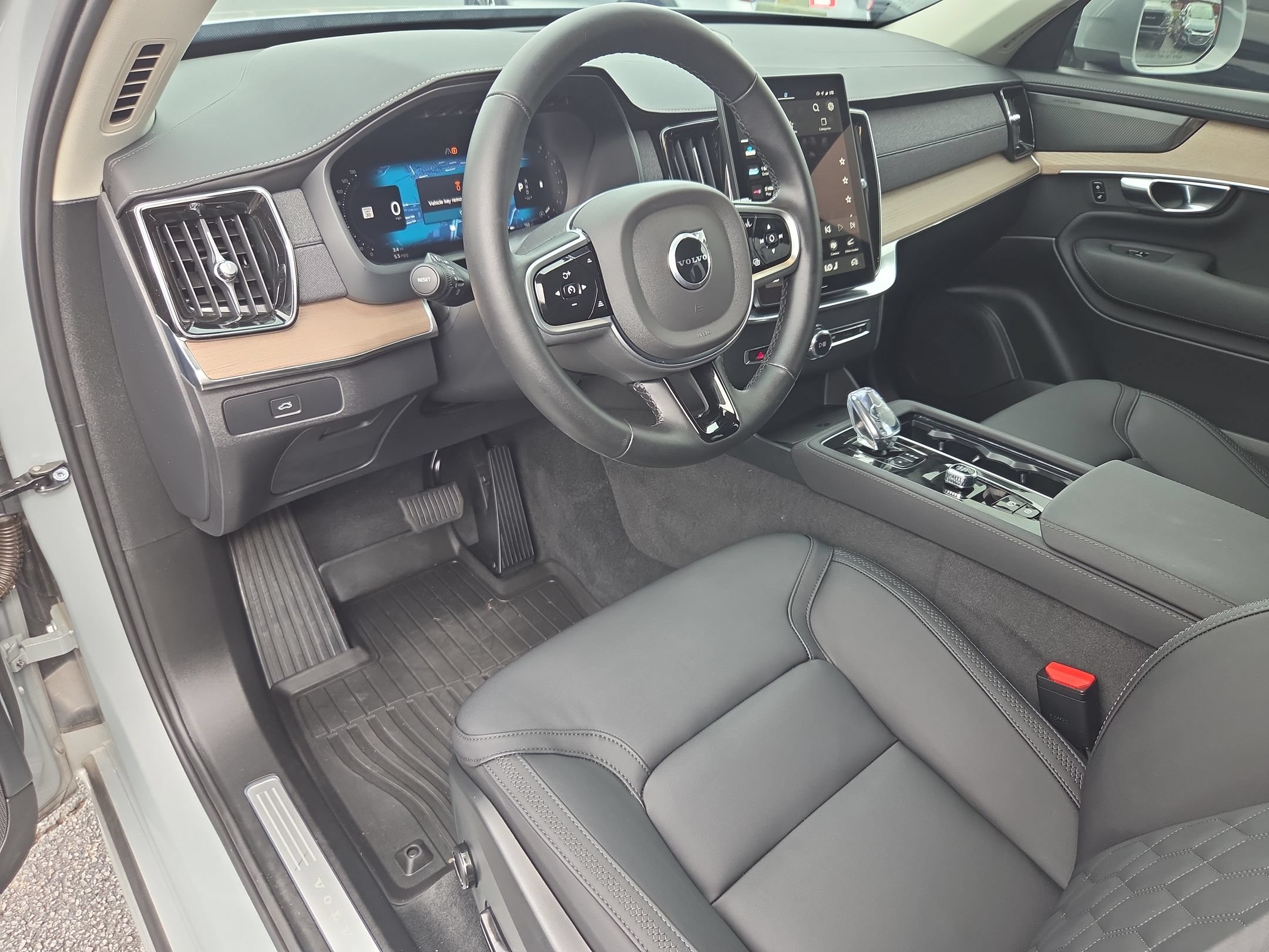 Used 2025 Volvo XC90 B5 Plus w/ Protection Package Premier AWD/4WD image 12