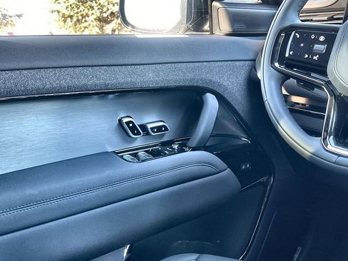 Used 2025 Land Rover Range Rover Sport Dynamic SE image 21