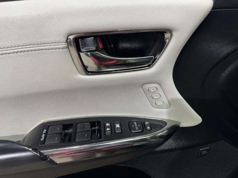 Used 2018 Toyota Avalon Limited image 9