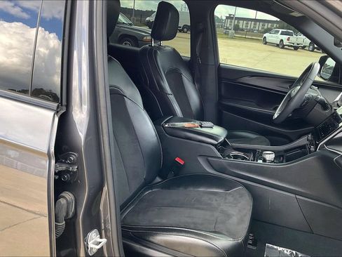 Used 2023 Jeep Grand Cherokee L Laredo image 7