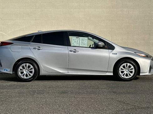 Used 2021 Toyota Prius Prime XLE image 3