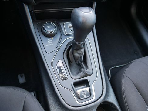 Used 2020 Jeep Cherokee Latitude w/ Cold Weather Group image 24