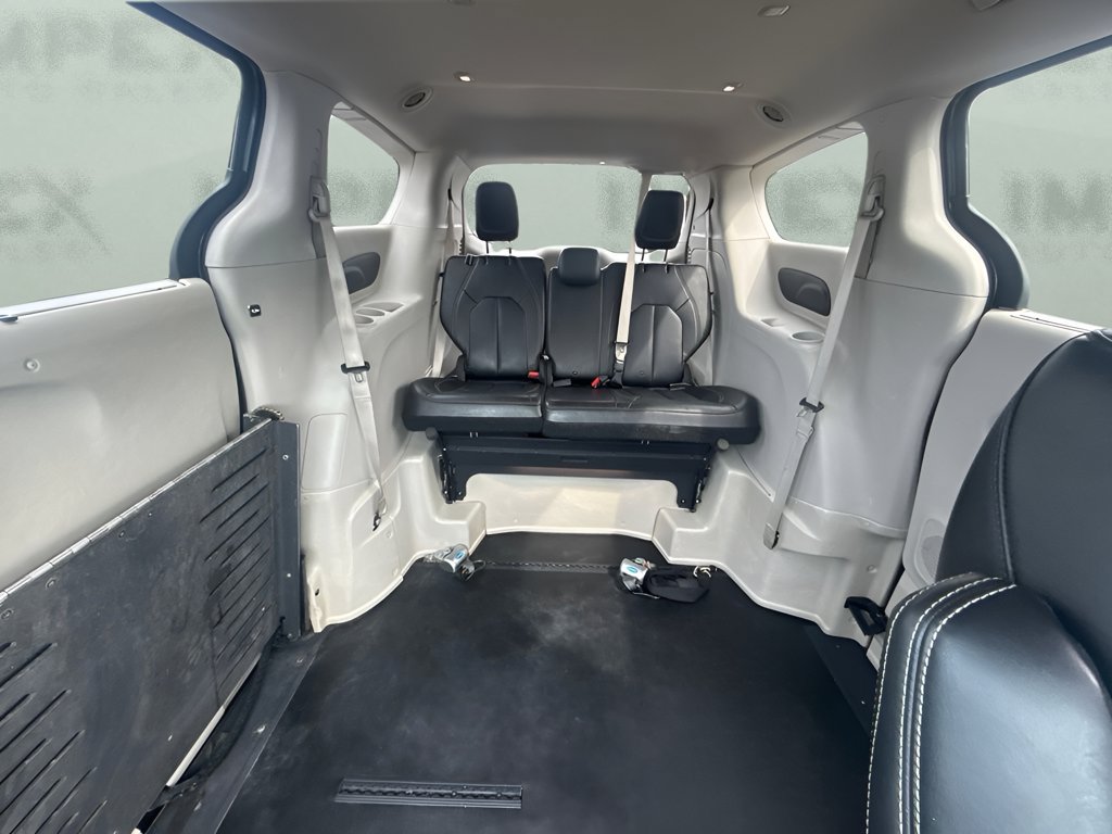 Used 2021 Chrysler Voyager Lxi w/ Cold Weather Group FWD image 6
