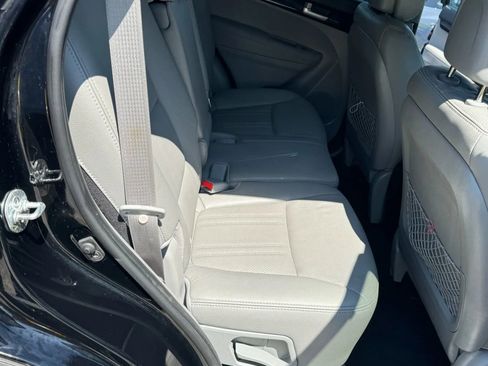 Used 2015 Kia Sorento LX image 19