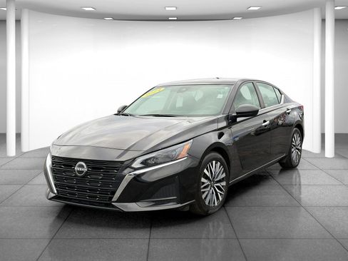 Used 2024 Nissan Altima 2.5 SV image 3