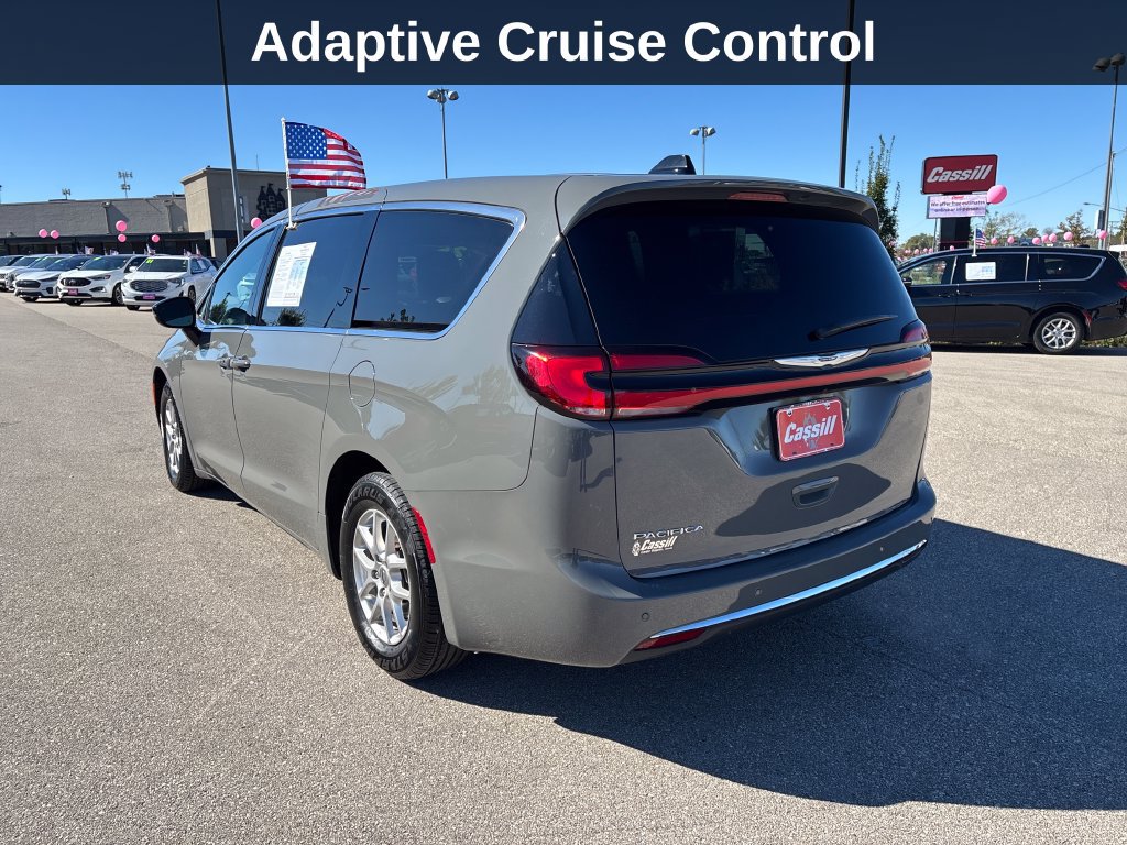 Used 2025 Chrysler Pacifica Select FWD image 3