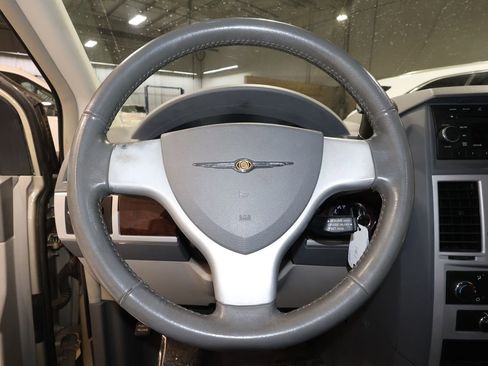 Used 2010 Chrysler Town & Country Touring image 7