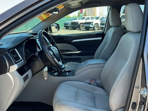 Used 2015 Toyota Highlander LE AWD/4WD image 28