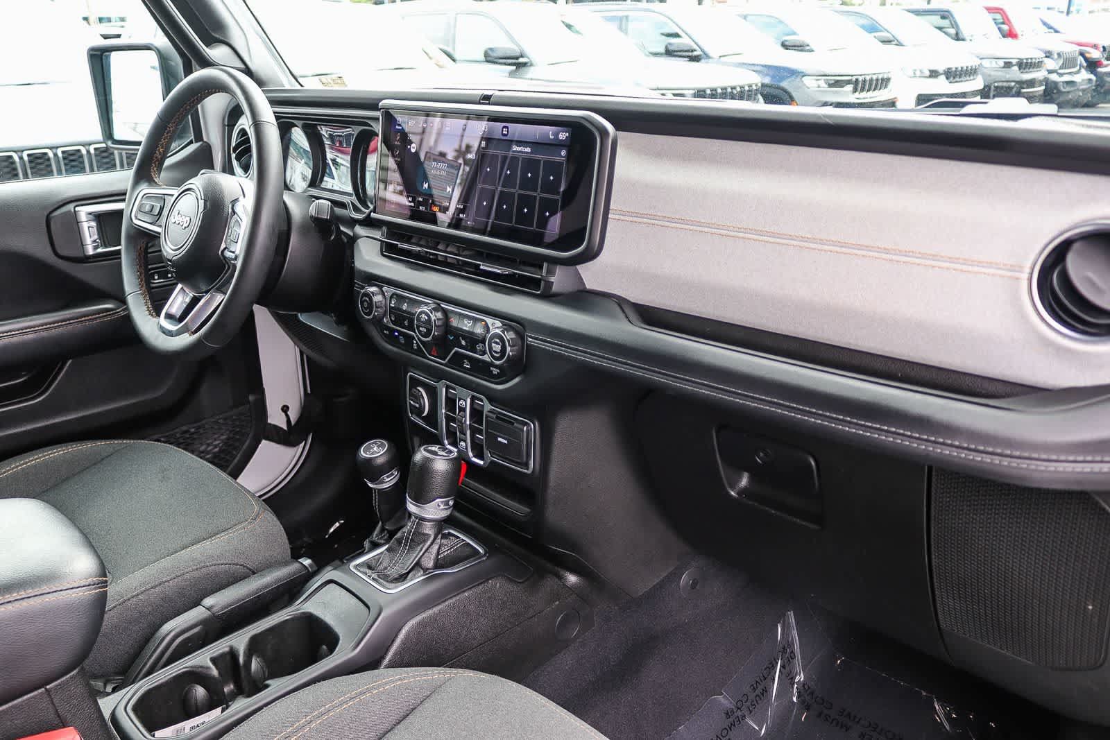 Used 2024 Jeep Wrangler Unlimited Sahara AWD/4WD image 16