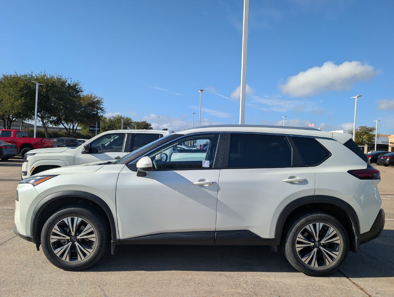 Used 2023 Nissan Rogue SV w/ SV Premium B Package FWD image 3