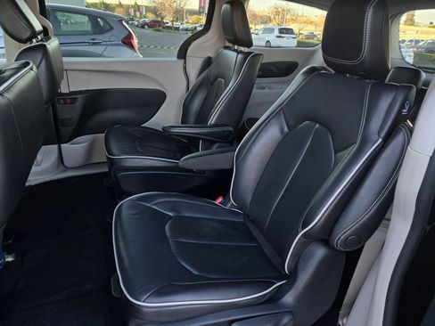 Used 2023 Chrysler Pacifica Limited image 11