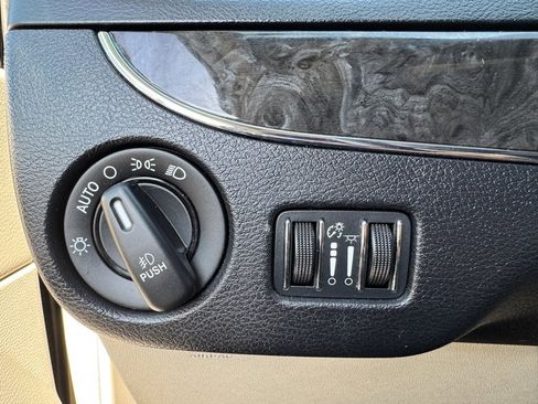 Used 2015 Chrysler Town & Country Touring w/ Driver Convenience Group image 22