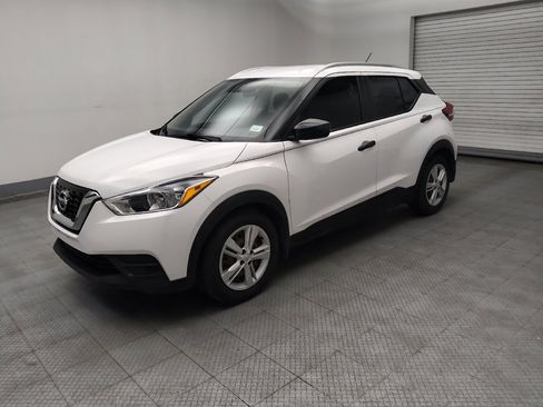 Used 2018 Nissan Kicks S image 2