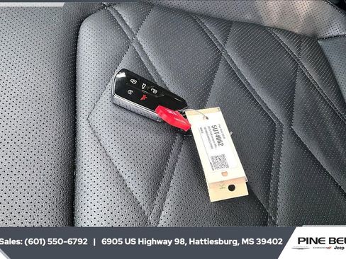 Used 2025 Volkswagen Atlas SE image 9