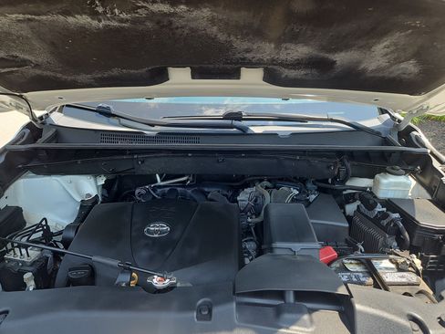 Used 2019 Toyota Highlander XLE AWD/4WD image 33