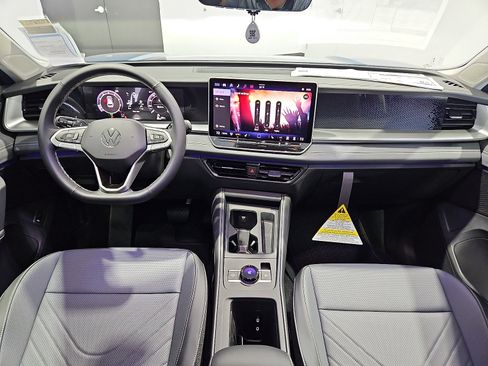 New 2026 Volkswagen Tiguan SE FWD image 11