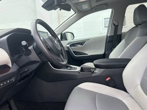 Used 2021 Toyota RAV4 Limited image 8
