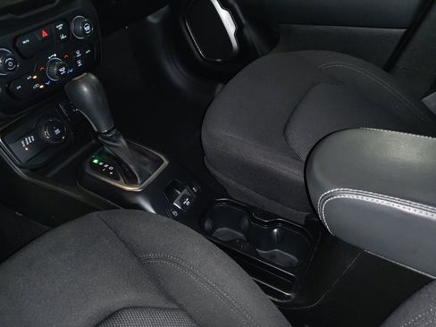 Used 2023 Jeep Renegade Latitude AWD/4WD image 26