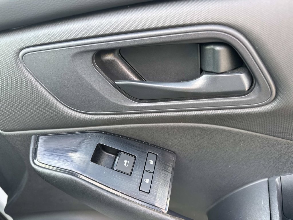 Used 2024 Nissan Rogue S FWD image 19