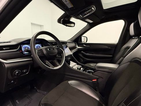 Used 2023 Jeep Grand Cherokee Altitude image 15