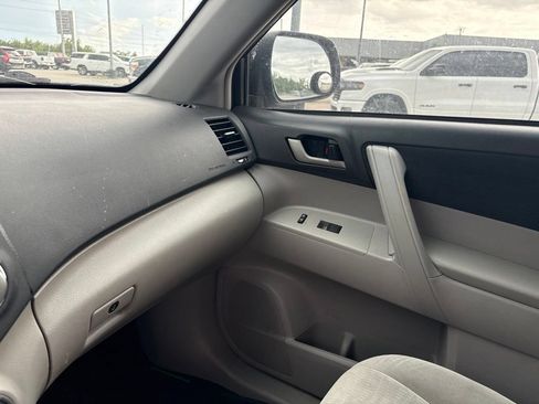 Used 2011 Toyota Highlander 2WD w/ Tech Pkg image 6