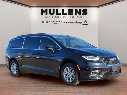 Used 2022 Chrysler Pacifica Touring-L image 3