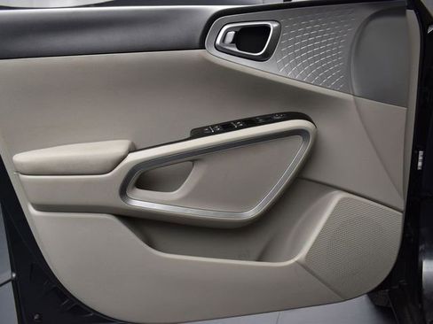 Used 2025 Kia Soul LX image 16