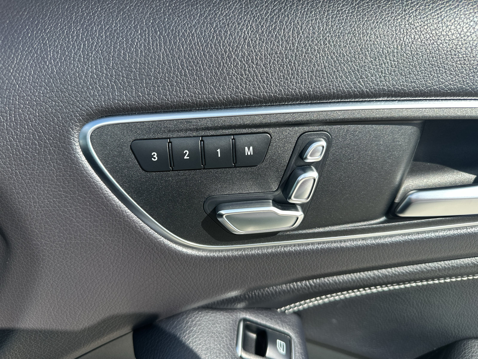 Used 2018 Mercedes-Benz GLA 250 4MATIC w/ Premium Package image 33