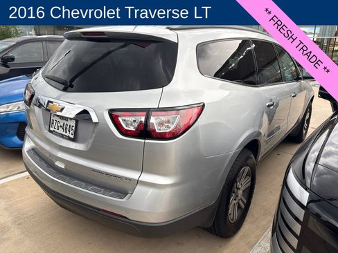 Used 2016 Chevrolet Traverse LT w/ Traveler's Package FWD image 2