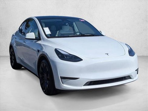 Used 2025 Tesla Model Y Performance image 3