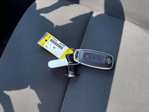 Used 2024 Nissan Rogue S FWD image 31