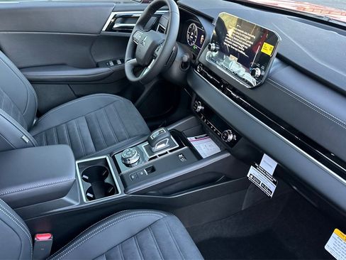 New 2025 Mitsubishi Outlander SE image 17