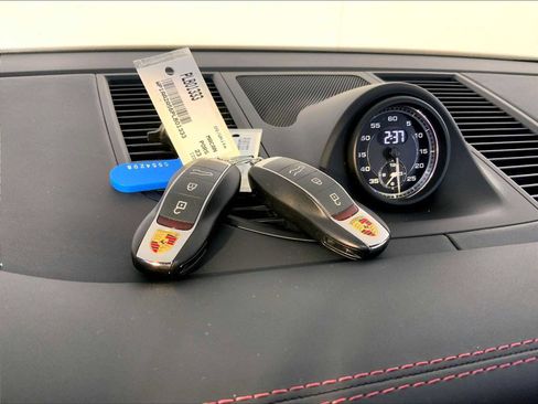 Certified 2023 Porsche Macan Turbo image 21