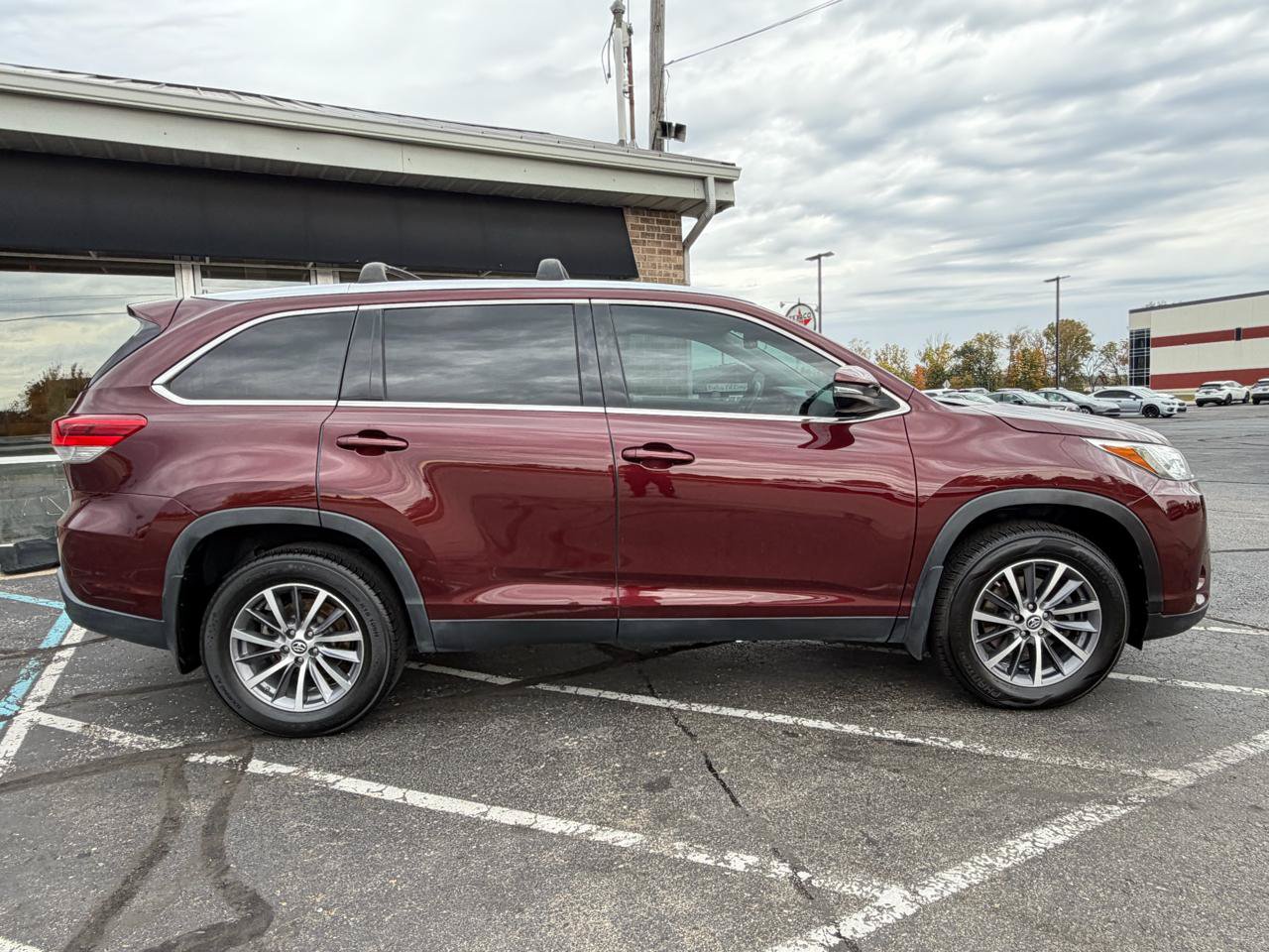 Used 2019 Toyota Highlander XLE FWD image 6