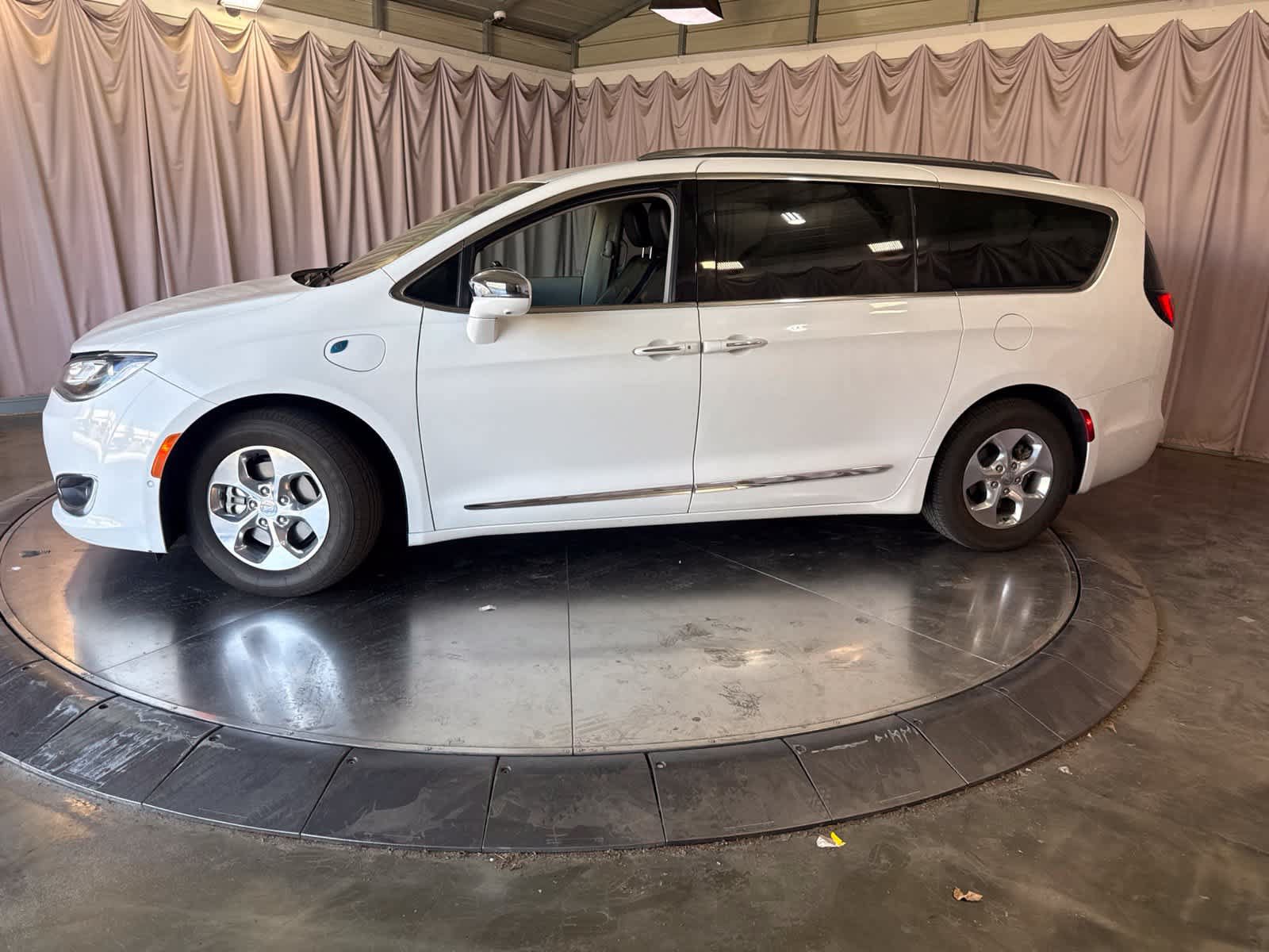Used 2018 Chrysler Pacifica Limited w/ Advanced Safetytec Group FWD image 7