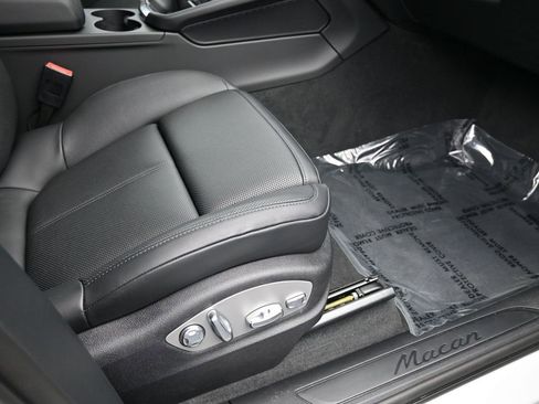 Used 2025 Porsche Macan image 31