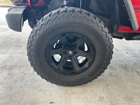 Used 2014 Jeep Wrangler Unlimited Rubicon image 17